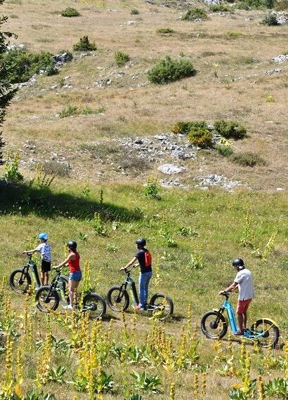 Trottinettes électriques tout terrain stade Raphaël Poirée